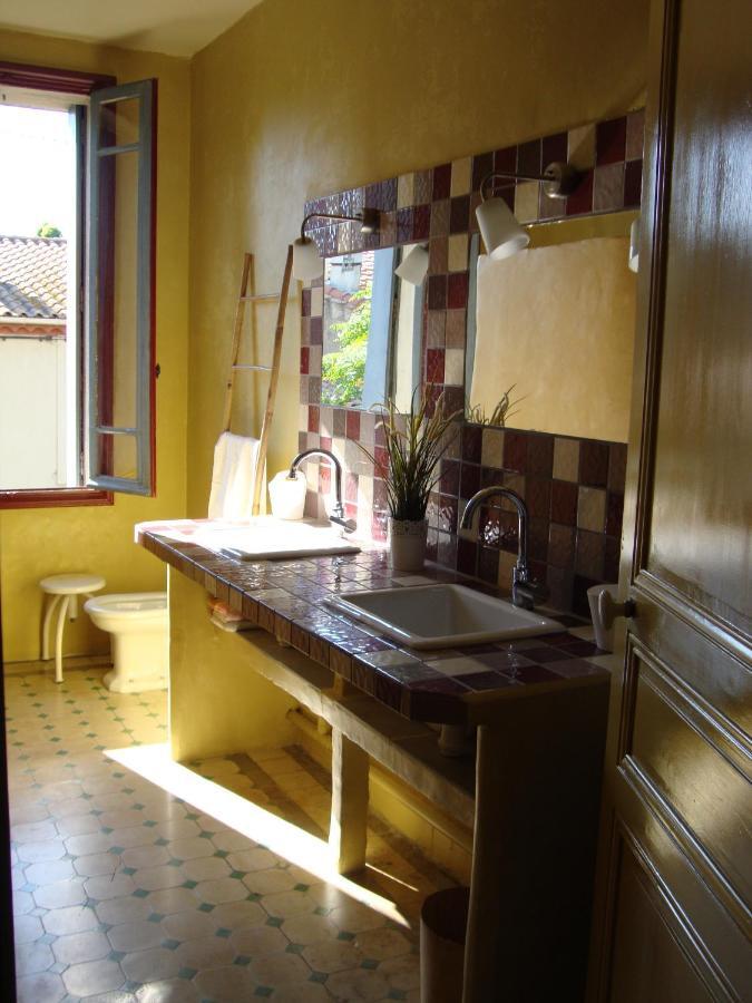 Les Remparts Bed & Breakfast Capestang Bagian luar foto